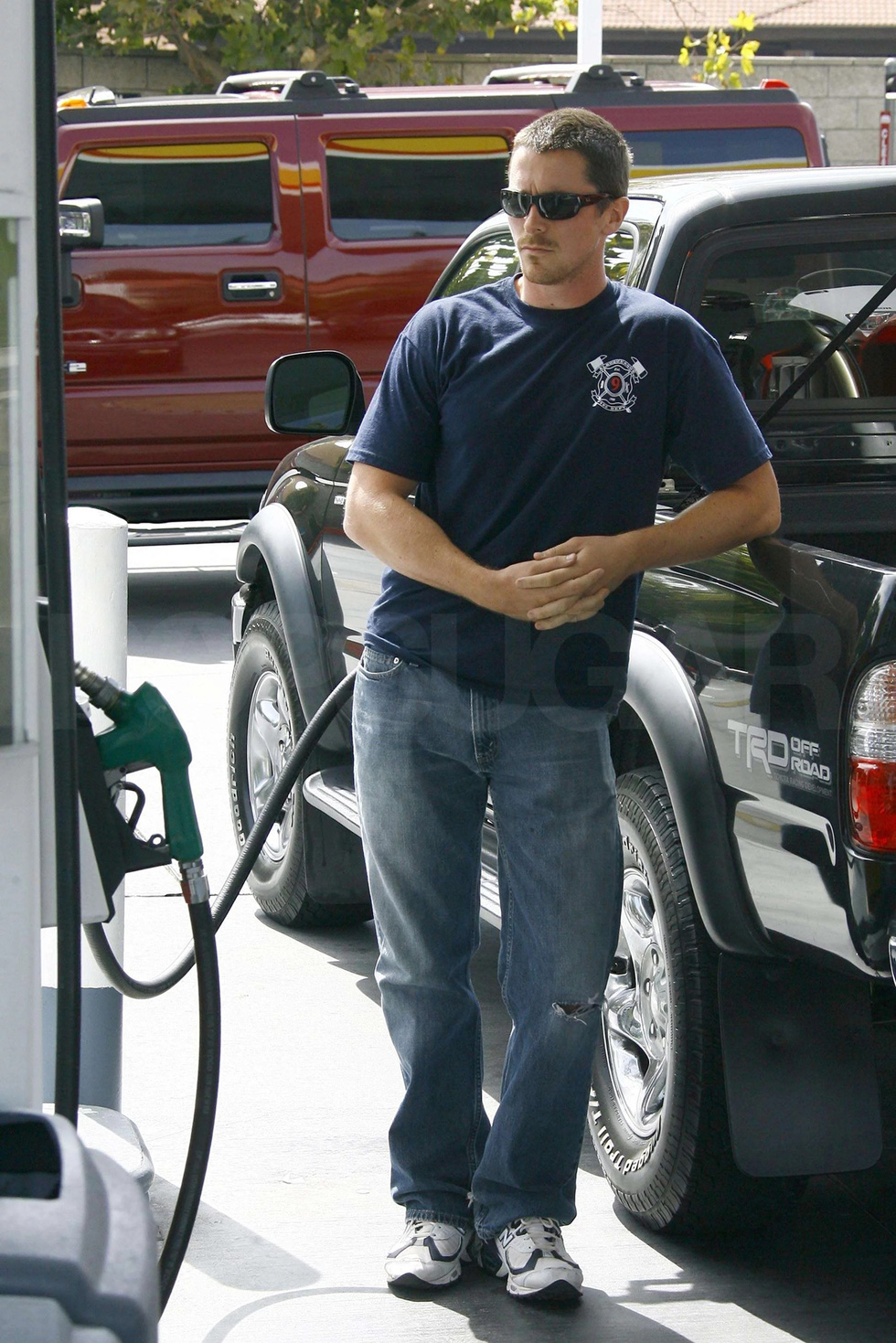 Vì sao ‘Người Dơi' Christian Bale có 120 triệu USD nhưng chỉ lái xe Toyota cũ thay vì Ferrari? - Ảnh 1. Vì sao ‘Người Dơi' Christian Bale có 120 triệu USD nhưng chỉ lái xe Toyota cũ thay vì Ferrari? - Ảnh 1.