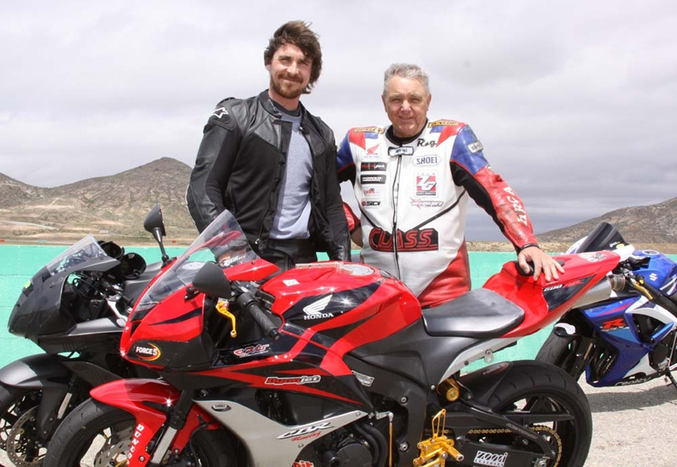 Vì sao ‘Người Dơi' Christian Bale có 120 triệu USD nhưng chỉ lái xe Toyota cũ thay vì Ferrari? - Ảnh 6. Vì sao ‘Người Dơi' Christian Bale có 120 triệu USD nhưng chỉ lái xe Toyota cũ thay vì Ferrari? - Ảnh 6.