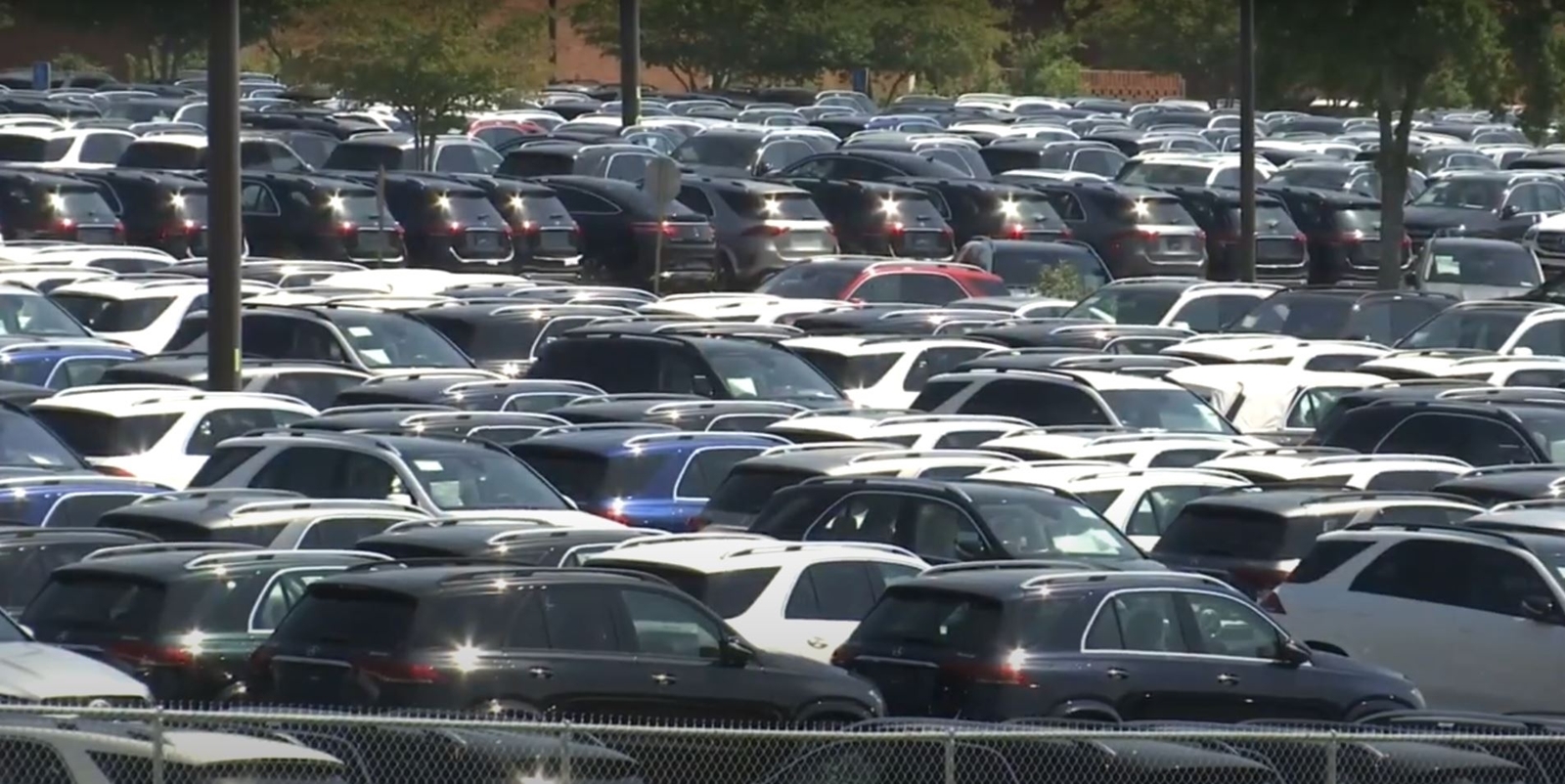 Thiếu chip, hàng nghìn chiếc Mercedes-Benz mới toanh ‘chôn chân’ ở sân bay - Ảnh 1. Thiếu chip, hàng nghìn chiếc Mercedes-Benz mới toanh ‘chôn chân’ ở sân bay - Ảnh 1.