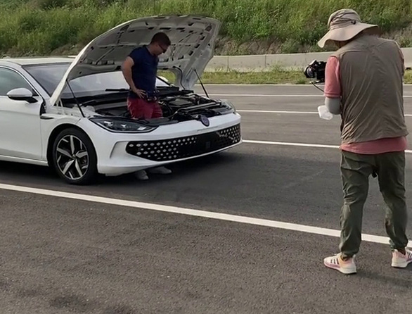 TikToker độ xe rộng gấp đôi: Ngồi 5 người cùng lúc trên 1 hàng ghế - Ảnh 1. TikToker độ xe rộng gấp đôi: Ngồi 5 người cùng lúc trên 1 hàng ghế - Ảnh 1.