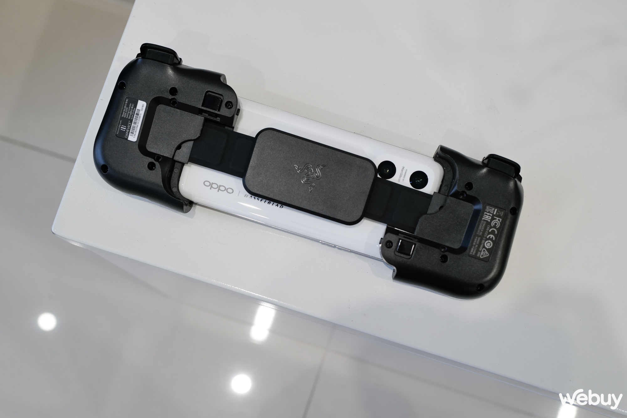 Trên tay tay cầm gaming Razer Kishi V2: Biến smartphone thành máy chơi game "chuyên nghiệp" - Ảnh 1. Trên tay tay cầm gaming Razer Kishi V2: Biến smartphone thành máy chơi game "chuyên nghiệp" - Ảnh 1.