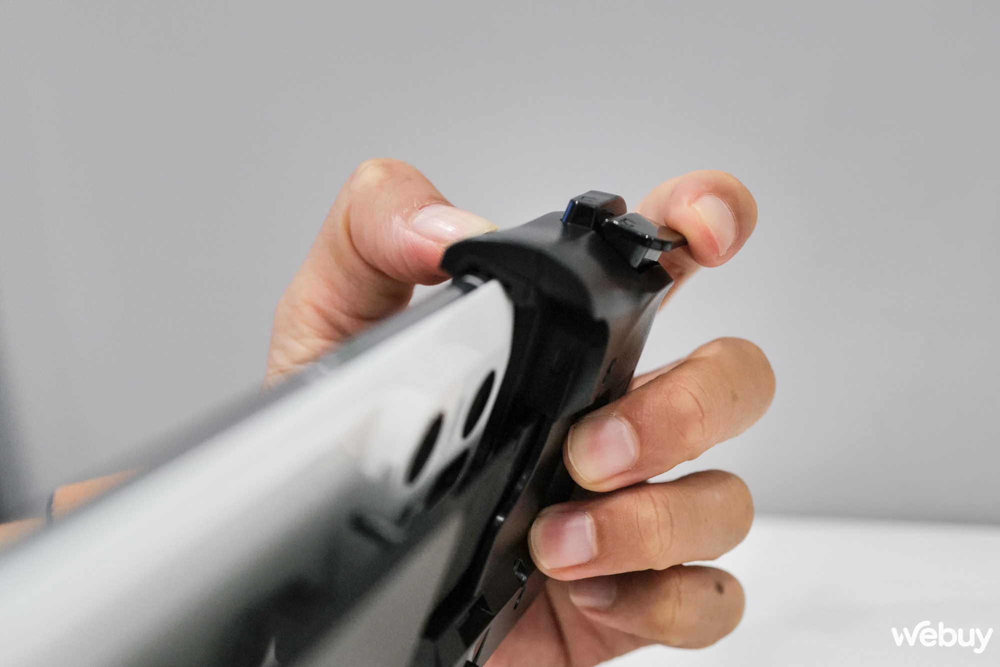 Trên tay tay cầm gaming Razer Kishi V2: Biến smartphone thành máy chơi game "chuyên nghiệp" - Ảnh 13. Trên tay tay cầm gaming Razer Kishi V2: Biến smartphone thành máy chơi game "chuyên nghiệp" - Ảnh 13.