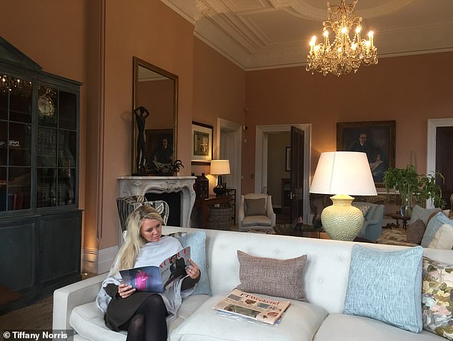 Nghề chăm sóc trẻ cho gia đình giàu có: Yêu cầu học vấn phải Oxford hoặc Cambridge - Ảnh 2. Nghề chăm sóc trẻ cho gia đình giàu có: Yêu cầu học vấn phải Oxford hoặc Cambridge - Ảnh 2.