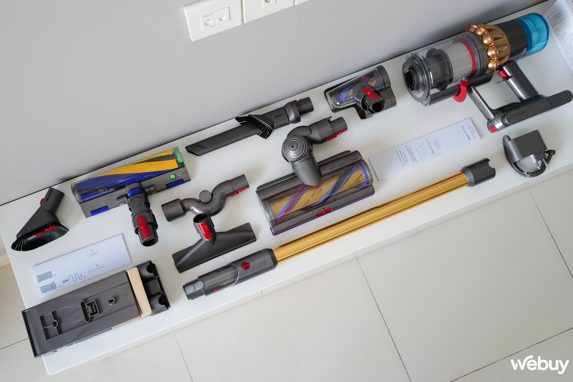 Trải nghiệm nhanh Dyson V15 Detect Absolute: Một chiếc máy hút bụi khiến bất kỳ người đàn ông nào cũng muốn làm việc nhà - Ảnh 5. Trải nghiệm nhanh Dyson V15 Detect Absolute: Một chiếc máy hút bụi khiến bất kỳ người đàn ông nào cũng muốn làm việc nhà - Ảnh 5.