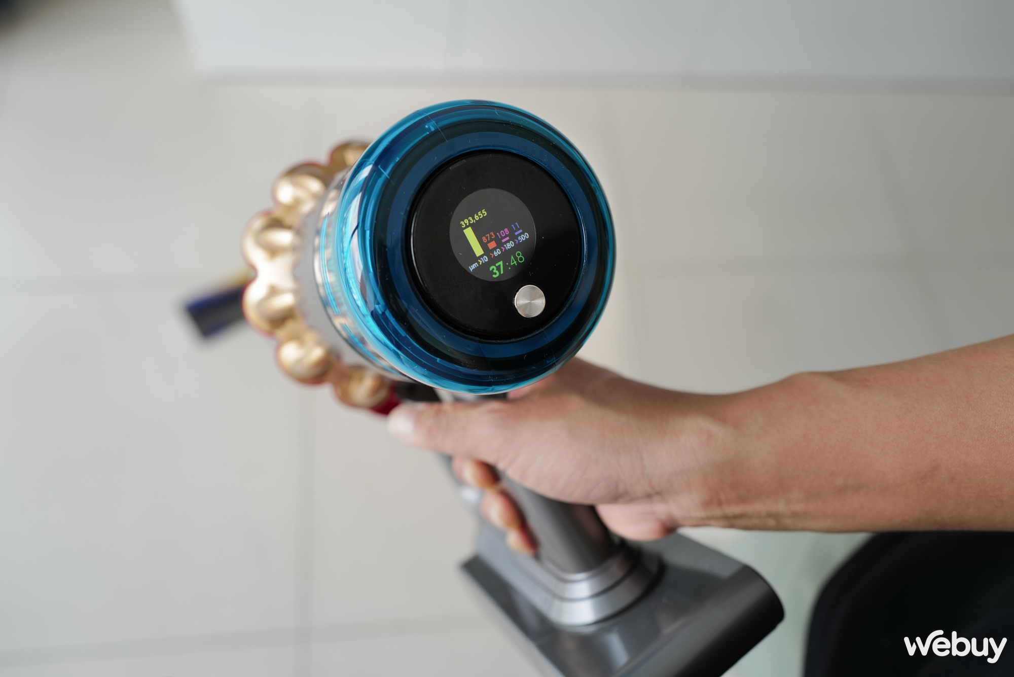 Trải nghiệm nhanh Dyson V15 Detect Absolute: Một chiếc máy hút bụi khiến bất kỳ người đàn ông nào cũng muốn làm việc nhà - Ảnh 12. Trải nghiệm nhanh Dyson V15 Detect Absolute: Một chiếc máy hút bụi khiến bất kỳ người đàn ông nào cũng muốn làm việc nhà - Ảnh 12.