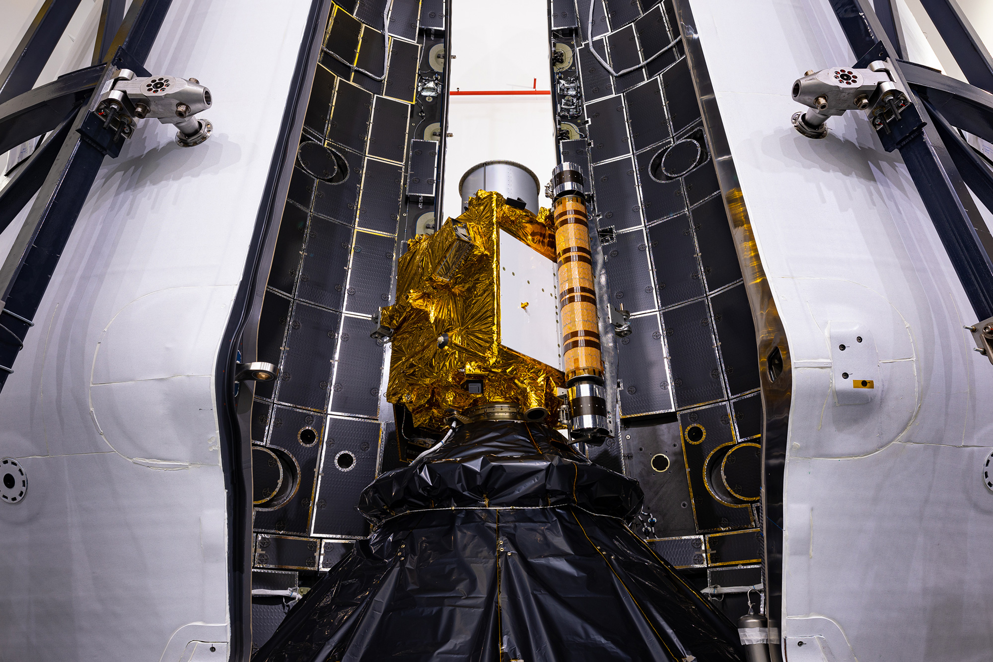 Cuộc chạm trán thần tốc giữa tàu vũ trụ NASA và tiểu hành tinh: - Ảnh 5. Cuộc chạm trán thần tốc giữa tàu vũ trụ NASA và tiểu hành tinh: - Ảnh 5.