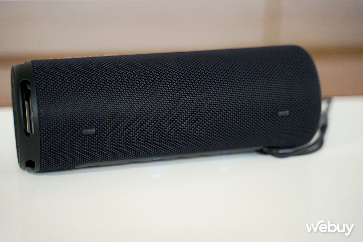 Đánh giá Huawei Sound Joy: m thanh lớn trong thân hình nhỏ, có đèn đổi màu, pin 26 giờ, sạc nhanh 40W - Ảnh 6. Đánh giá Huawei Sound Joy: m thanh lớn trong thân hình nhỏ, có đèn đổi màu, pin 26 giờ, sạc nhanh 40W - Ảnh 6.