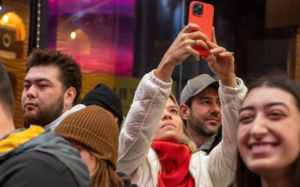 Điều gì giúp iPhone 'vượt mặt' Android trong cuộc chiến thị phần smartphone? - Ảnh 2. Điều gì giúp iPhone 'vượt mặt' Android trong cuộc chiến thị phần smartphone? - Ảnh 2.