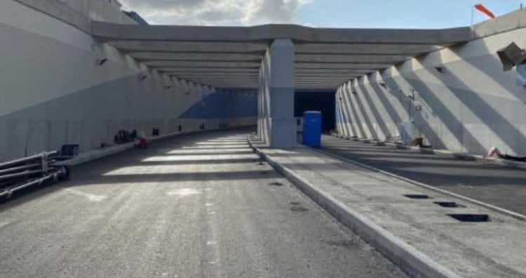 Sân bay Gibraltar - Đường băng duy nhất trên thế giới giao nhau với một con đường - Ảnh 5. Sân bay Gibraltar - Đường băng duy nhất trên thế giới giao nhau với một con đường - Ảnh 5.