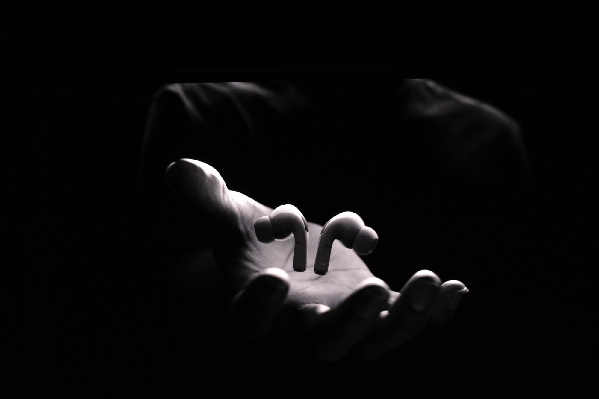 AirPods Pro 2 chính thức ra mắt, chống ồn gấp đôi thế hệ cũ, 30 giờ, hộp sạc tịch hợp loa, giá cao - Ảnh 1. AirPods Pro 2 chính thức ra mắt, chống ồn gấp đôi thế hệ cũ, 30 giờ, hộp sạc tịch hợp loa, giá cao - Ảnh 1.