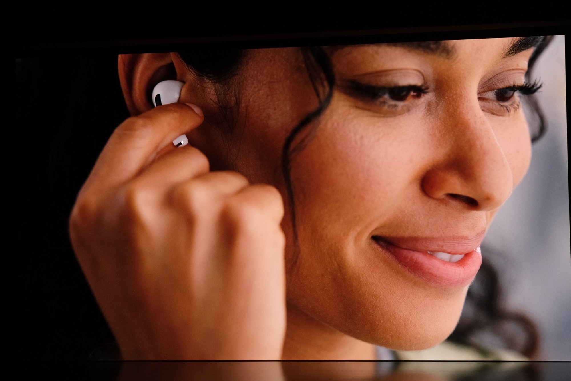 AirPods Pro 2 chính thức ra mắt, chống ồn gấp đôi thế hệ cũ, 30 giờ, hộp sạc tịch hợp loa, giá cao - Ảnh 3. AirPods Pro 2 chính thức ra mắt, chống ồn gấp đôi thế hệ cũ, 30 giờ, hộp sạc tịch hợp loa, giá cao - Ảnh 3.