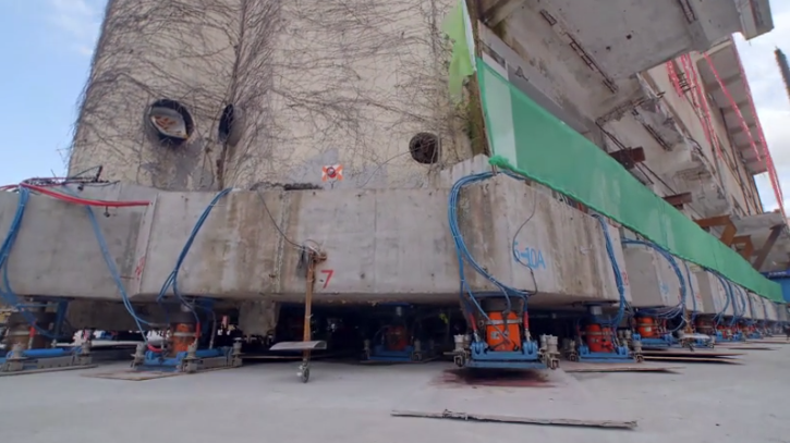 Kinh ngạc: Tòa nhà 5 tầng, nặng 7.600 tấn được nhấc bổng toàn bộ, đi bộ tới vị trí mới cách 62m mà giữ nguyên hiện trạng - Ảnh 3. Kinh ngạc: Tòa nhà 5 tầng, nặng 7.600 tấn được nhấc bổng toàn bộ, đi bộ tới vị trí mới cách 62m mà giữ nguyên hiện trạng - Ảnh 3.