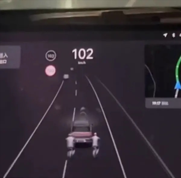 Lái xe điện một mình giữa đêm, tài xế hoảng hồn khi thấy hệ thống báo có người chạy theo phía sau - Ảnh 2. Lái xe điện một mình giữa đêm, tài xế hoảng hồn khi thấy hệ thống báo có người chạy theo phía sau - Ảnh 2.