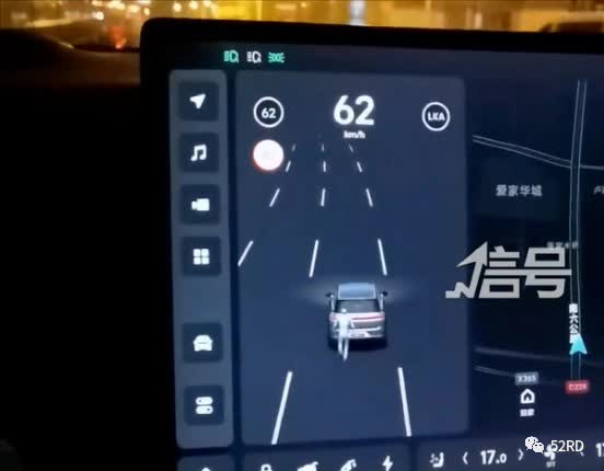 Lái xe điện một mình giữa đêm, tài xế hoảng hồn khi thấy hệ thống báo có người chạy theo phía sau - Ảnh 1. Lái xe điện một mình giữa đêm, tài xế hoảng hồn khi thấy hệ thống báo có người chạy theo phía sau - Ảnh 1.
