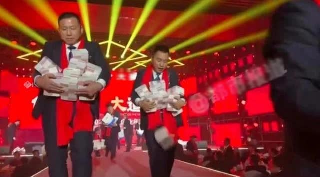 Một công ty thưởng Tết 201 tỷ đồng, núi tiền xếp cao 2 mét, nhân viên phải nhờ cảnh sát hộ tống về nhà - Ảnh 3. Một công ty thưởng Tết 201 tỷ đồng, núi tiền xếp cao 2 mét, nhân viên phải nhờ cảnh sát hộ tống về nhà - Ảnh 3.