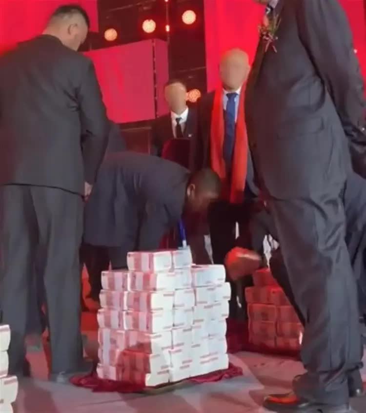 Một công ty thưởng Tết 201 tỷ đồng, núi tiền xếp cao 2 mét, nhân viên phải nhờ cảnh sát hộ tống về nhà - Ảnh 2. Một công ty thưởng Tết 201 tỷ đồng, núi tiền xếp cao 2 mét, nhân viên phải nhờ cảnh sát hộ tống về nhà - Ảnh 2.