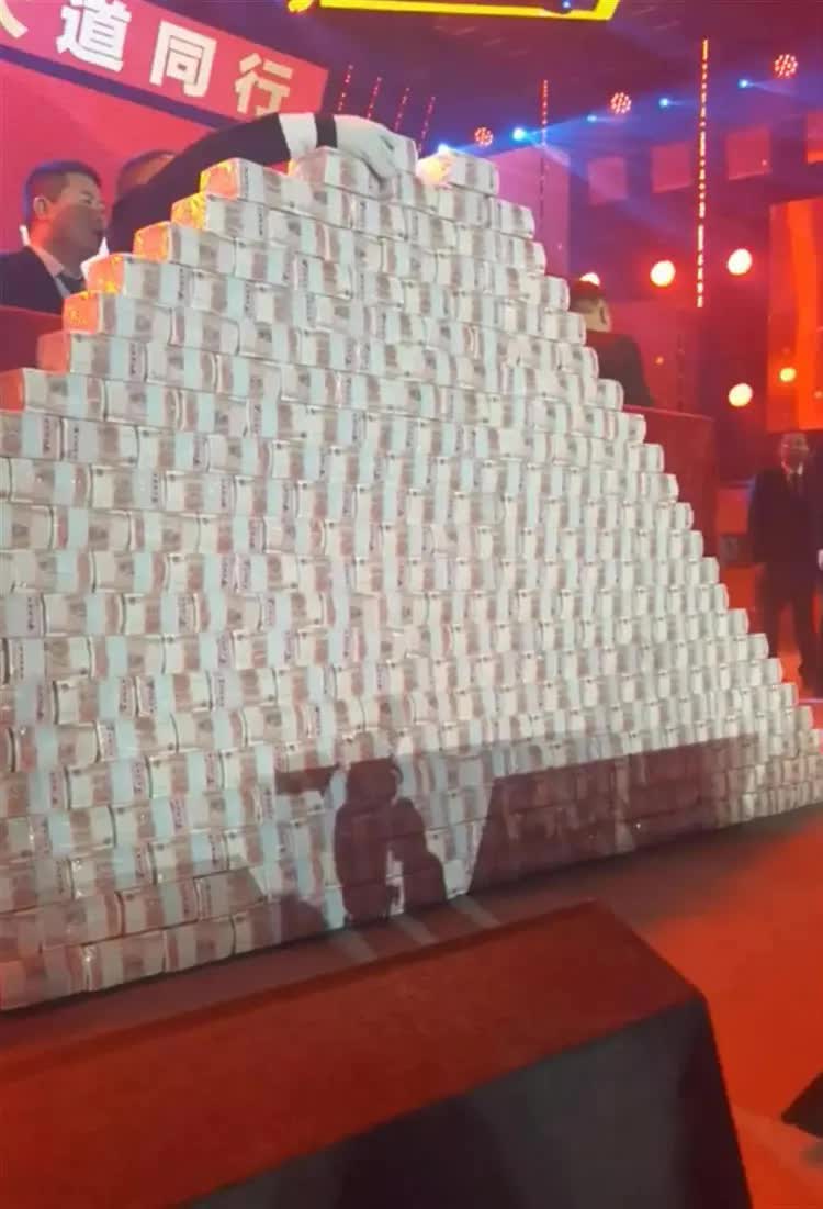 Một công ty thưởng Tết 201 tỷ đồng, núi tiền xếp cao 2 mét, nhân viên phải nhờ cảnh sát hộ tống về nhà - Ảnh 1. Một công ty thưởng Tết 201 tỷ đồng, núi tiền xếp cao 2 mét, nhân viên phải nhờ cảnh sát hộ tống về nhà - Ảnh 1.