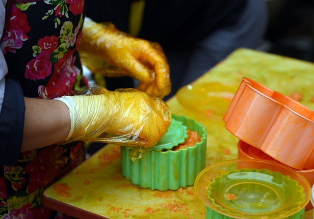 Cảnh mua bán gà luộc sáng 30 Tết ở Hà Nội: Nhân viên dán QR code thanh toán lên áo để kịp phục vụ - Ảnh 11. Cảnh mua bán gà luộc sáng 30 Tết ở Hà Nội: Nhân viên dán QR code thanh toán lên áo để kịp phục vụ - Ảnh 11.