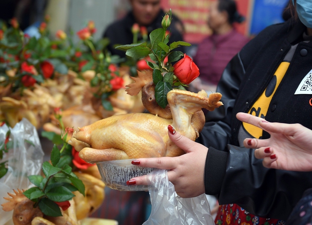 Cảnh mua bán gà luộc sáng 30 Tết ở Hà Nội: Nhân viên dán QR code thanh toán lên áo để kịp phục vụ - Ảnh 6. Cảnh mua bán gà luộc sáng 30 Tết ở Hà Nội: Nhân viên dán QR code thanh toán lên áo để kịp phục vụ - Ảnh 6.