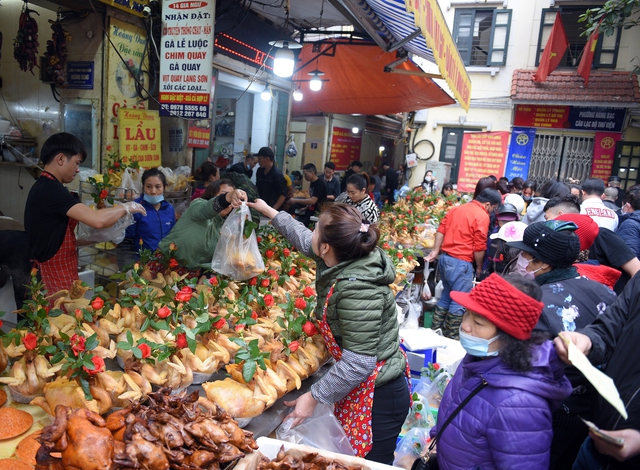 Cảnh mua bán gà luộc sáng 30 Tết ở Hà Nội: Nhân viên dán QR code thanh toán lên áo để kịp phục vụ - Ảnh 5. Cảnh mua bán gà luộc sáng 30 Tết ở Hà Nội: Nhân viên dán QR code thanh toán lên áo để kịp phục vụ - Ảnh 5.