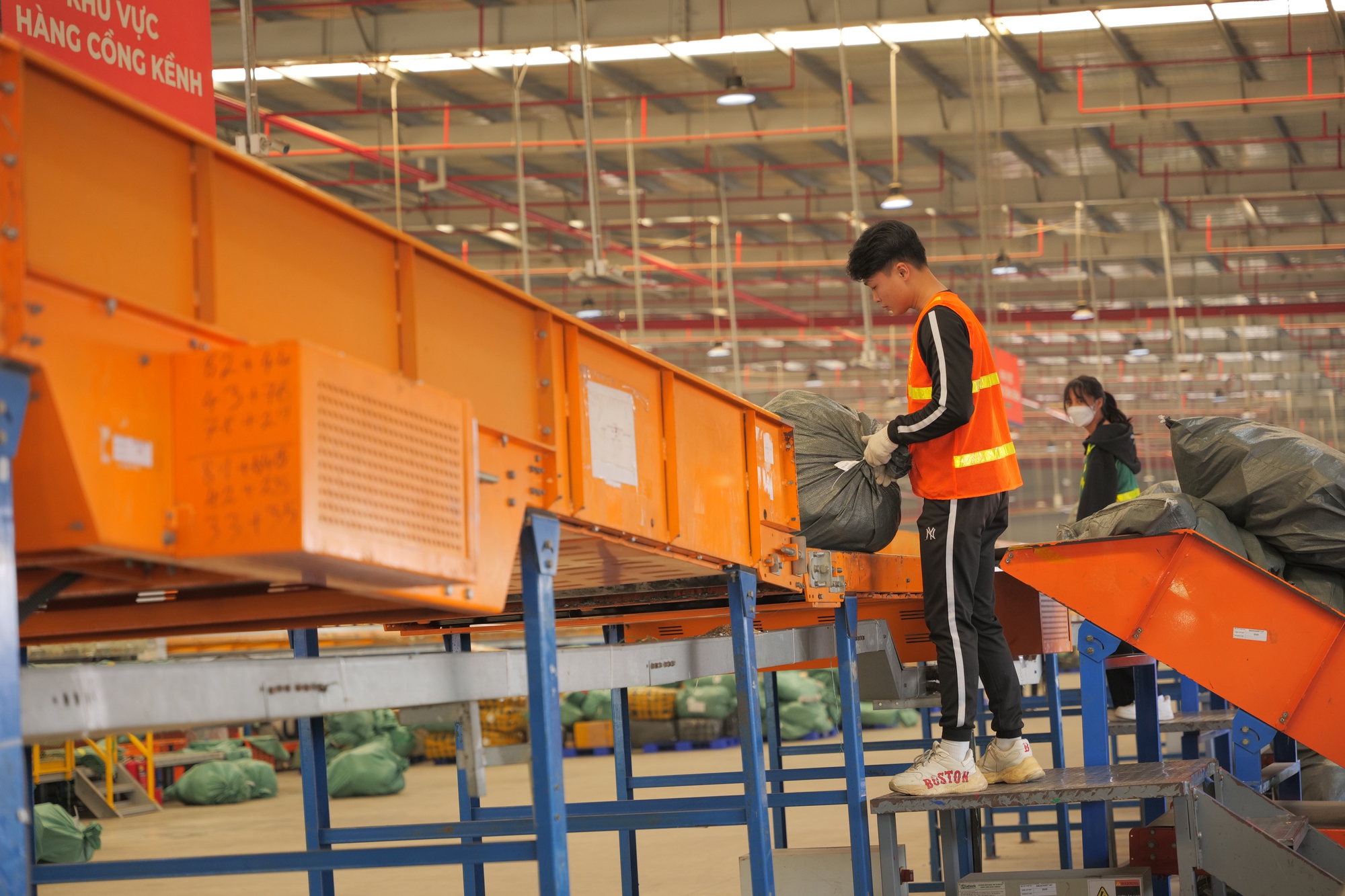 Kho chia chọn triệu USD của GHN tại Hà Nội: Công nghệ tự cân đo trọng lượng, kích thước và phân loại kiện hàng, xử lý tới 3,5 triệu đơn/ngày - Ảnh 10. Kho chia chọn triệu USD của GHN tại Hà Nội: Công nghệ tự cân đo trọng lượng, kích thước và phân loại kiện hàng, xử lý tới 3,5 triệu đơn/ngày - Ảnh 10.