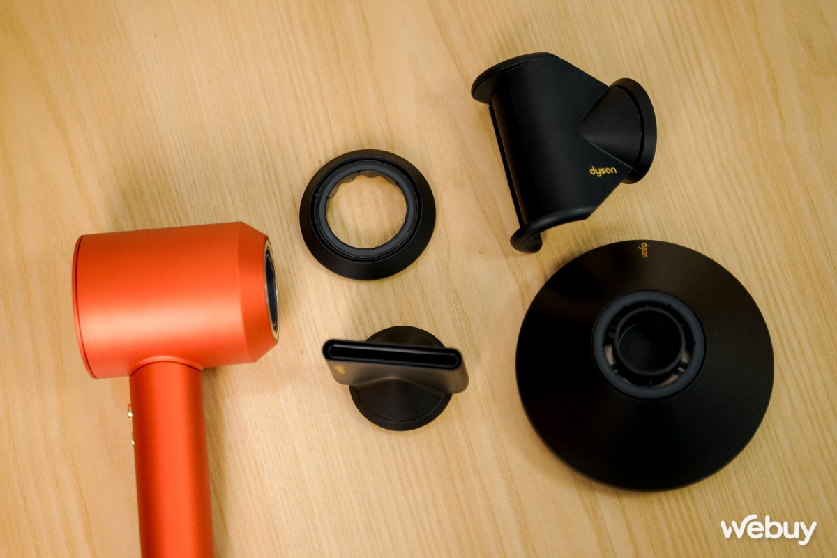 Mở hộp combo chăm sóc tóc Dyson phiên bản Tết: “Xịn” từ trong ra ngoài, nhiều phụ kiện hay, giá từ 12.99 triệu - Ảnh 5. Mở hộp combo chăm sóc tóc Dyson phiên bản Tết: “Xịn” từ trong ra ngoài, nhiều phụ kiện hay, giá từ 12.99 triệu - Ảnh 5.