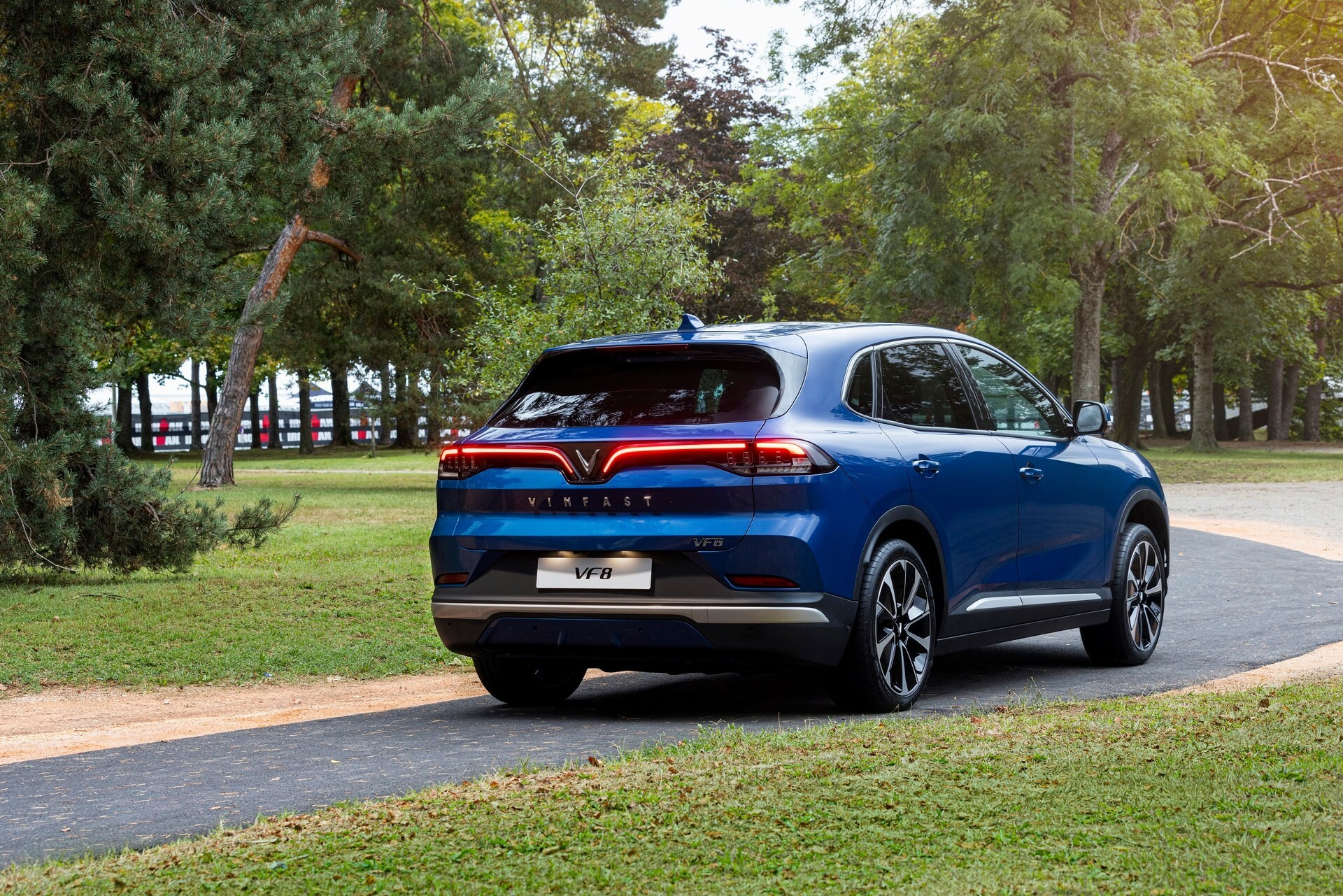 Vừa tới Mỹ, VinFast VF 8 đã giảm giá 6.500 USD và tăng quãng đường di chuyển để đấu Tesla - Ảnh 3. Vừa tới Mỹ, VinFast VF 8 đã giảm giá 6.500 USD và tăng quãng đường di chuyển để đấu Tesla - Ảnh 3.