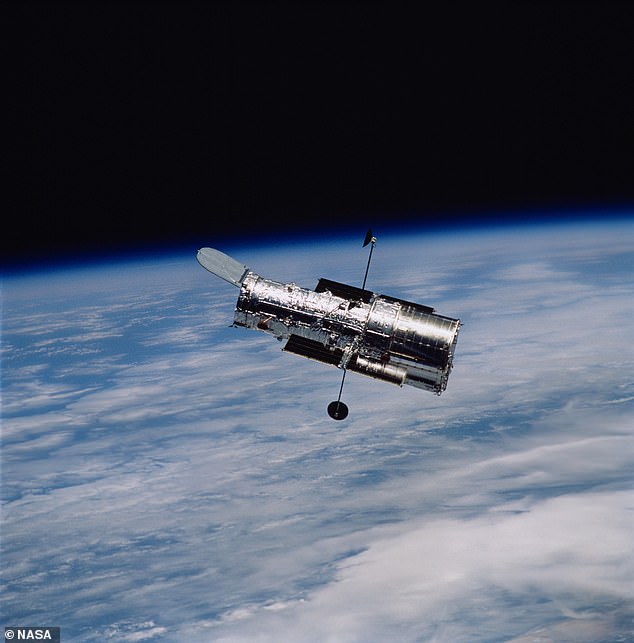 NASA kêu gọi đóng góp ý tưởng để kính Hubble tránh cảnh bị bốc cháy trong khí quyển - Ảnh 1. NASA kêu gọi đóng góp ý tưởng để kính Hubble tránh cảnh bị bốc cháy trong khí quyển - Ảnh 1.
