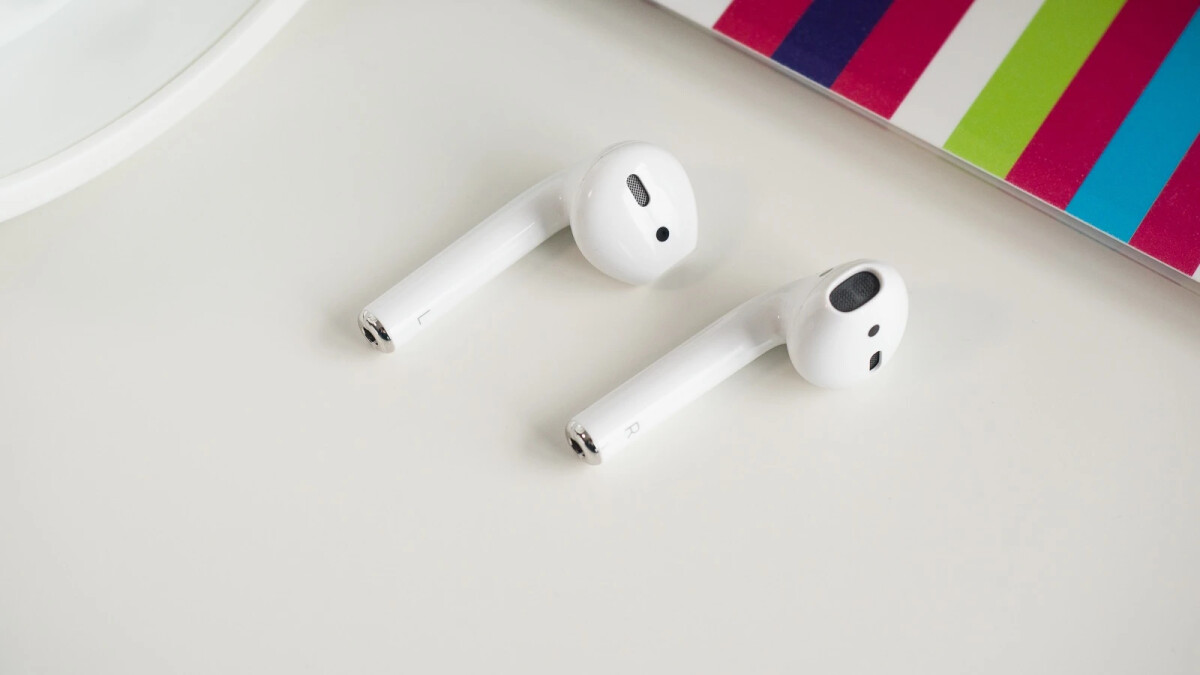 Apple có thể sẽ ra mắt tai nghe AirPods phiên bản giá rẻ - Ảnh 1. Apple có thể sẽ ra mắt tai nghe AirPods phiên bản giá rẻ - Ảnh 1.