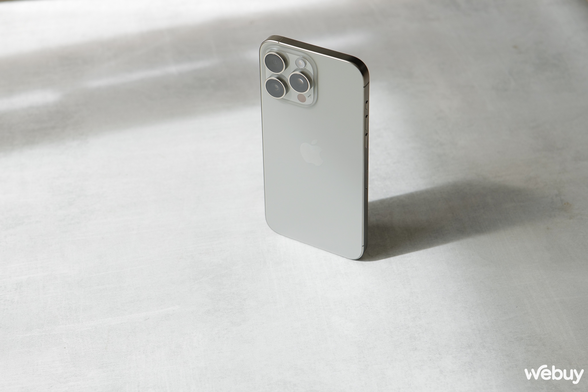 Trên tay mẫu iPhone 15 hot nhất tại Việt Nam: “Cháy hàng” toàn mặt trận, muốn sở hữu phải đợi cả tháng - Ảnh 8. Trên tay mẫu iPhone 15 hot nhất tại Việt Nam: “Cháy hàng” toàn mặt trận, muốn sở hữu phải đợi cả tháng - Ảnh 8.