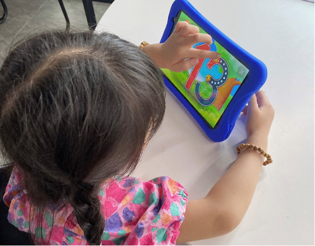 6 sai lầm của cha mẹ khi cho con sử dụng thiết bị điện tử - Ảnh 4. 6 sai lầm của cha mẹ khi cho con sử dụng thiết bị điện tử - Ảnh 4.