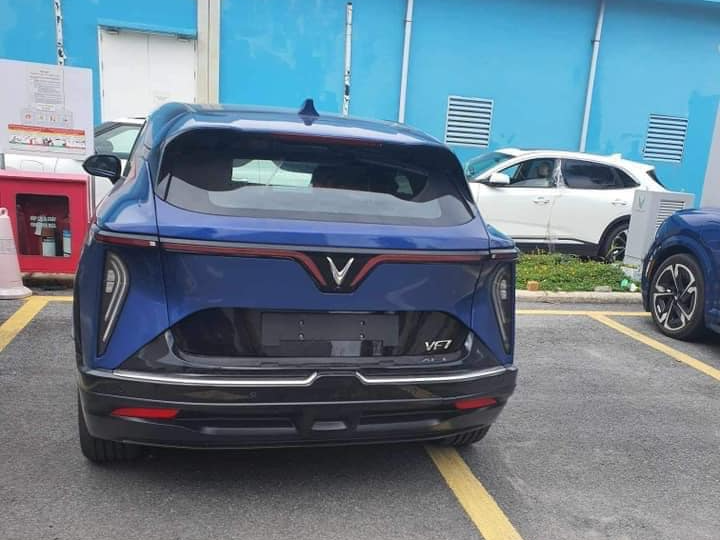 VinFast VF 7 lộ diện trong nhà máy: 2 điểm khác bản concept, dễ là xe thương mại sắp bán ra thị trường - Ảnh 1. VinFast VF 7 lộ diện trong nhà máy: 2 điểm khác bản concept, dễ là xe thương mại sắp bán ra thị trường - Ảnh 1.