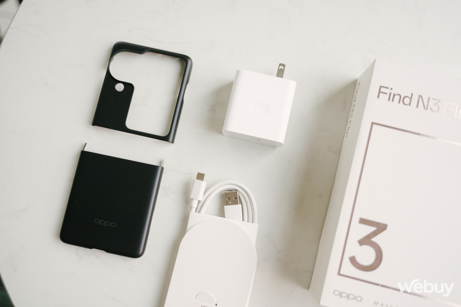 Mở hộp OPPO Find N3 Flip: Smartphone gập dọc đầu tiên với 3 camera sau, vết hằn màn hình rất mờ - Ảnh 4. Mở hộp OPPO Find N3 Flip: Smartphone gập dọc đầu tiên với 3 camera sau, vết hằn màn hình rất mờ - Ảnh 4.