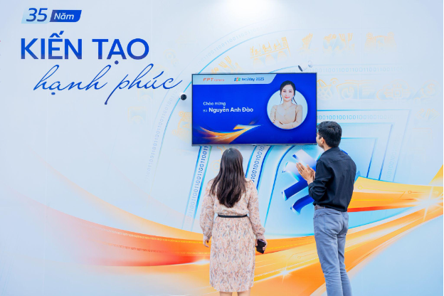 Khách tham dự Techday 2023 bất ngờ với cách check-in kiểu mới sử dụng AI - Ảnh 1. Khách tham dự Techday 2023 bất ngờ với cách check-in kiểu mới sử dụng AI - Ảnh 1.