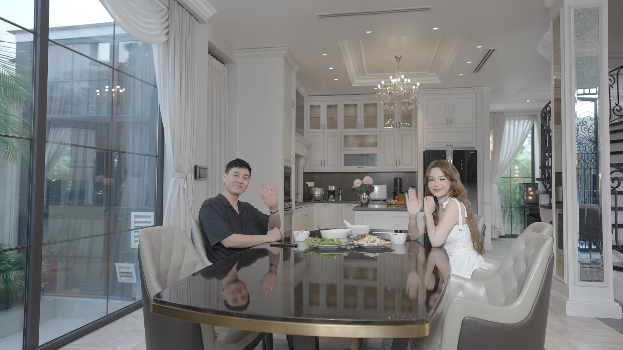 Choáng với "lâu đài" 100 tỷ của Huyền Baby trong “House Are You?” tập 4, mê cái cách “flex” đi Singapore mua váy rồi về - Ảnh 5. Choáng với "lâu đài" 100 tỷ của Huyền Baby trong “House Are You?” tập 4, mê cái cách “flex” đi Singapore mua váy rồi về - Ảnh 5.