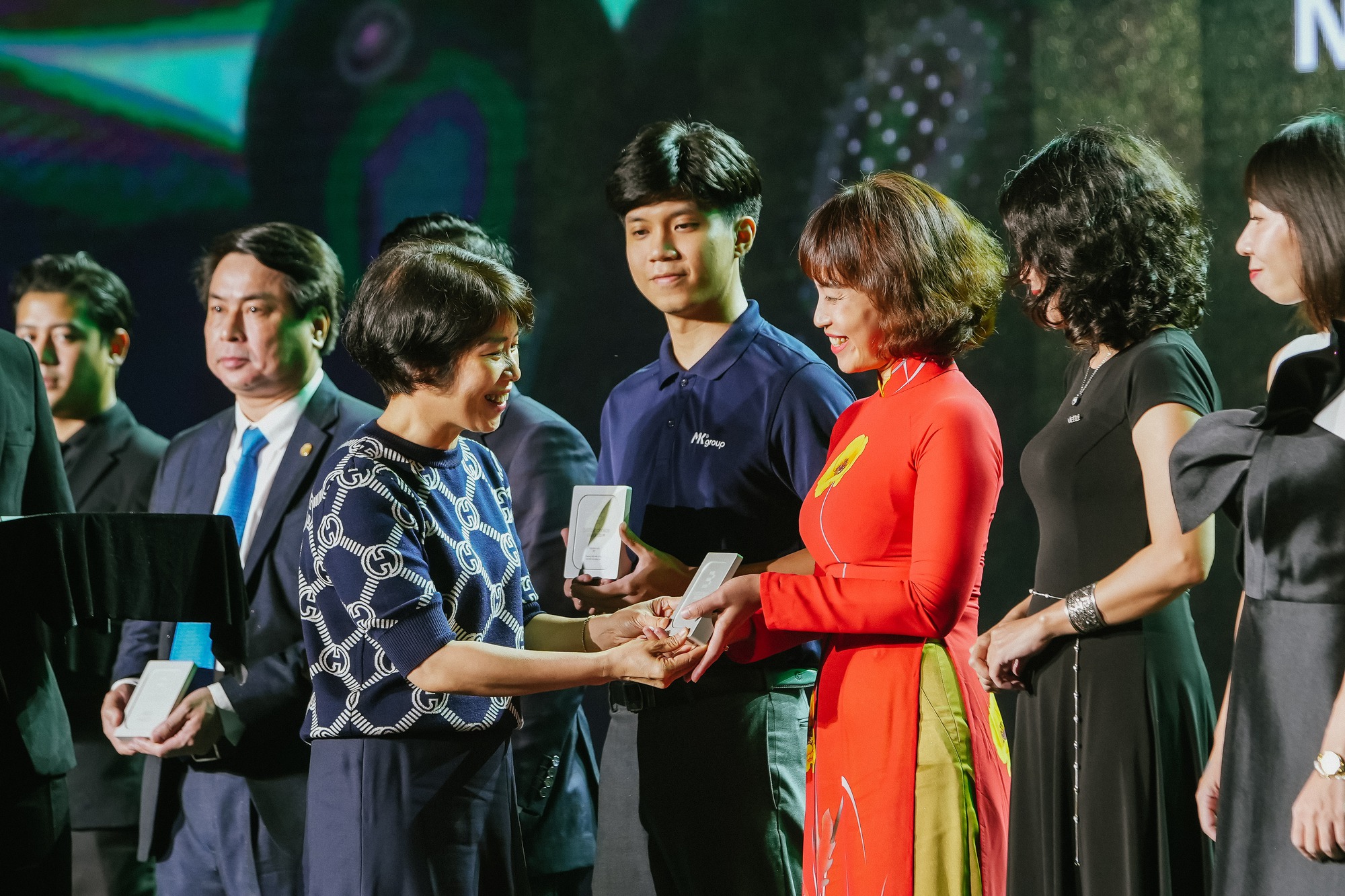 Nhìn lại những khoảnh khắc trao giải ấn tượng tại đêm Gala sự kiện Better Choice Awards 2023 - Ảnh 15. Nhìn lại những khoảnh khắc trao giải ấn tượng tại đêm Gala sự kiện Better Choice Awards 2023 - Ảnh 15.