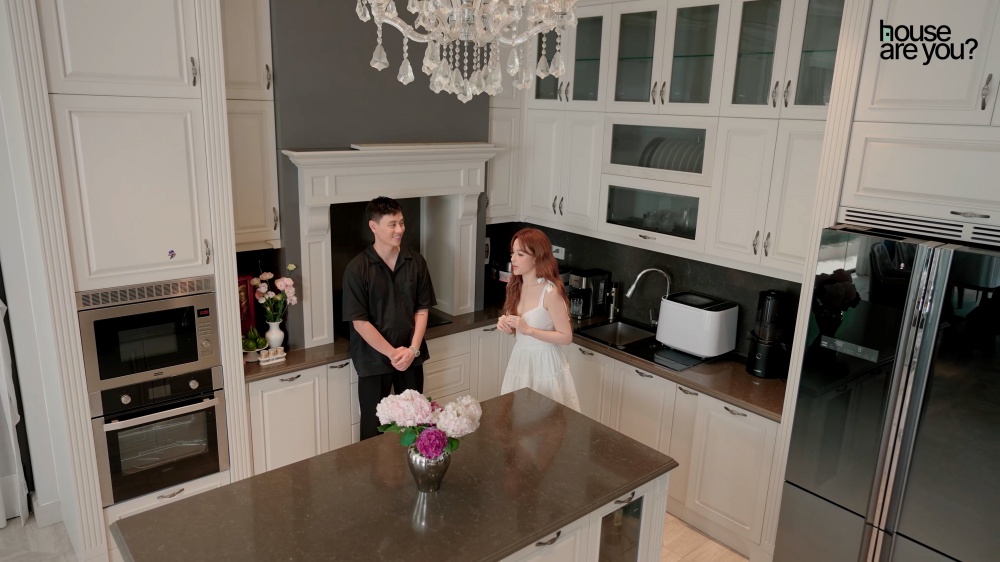 Khám phá căn bếp trong “lâu đài” 100 tỷ của Huyền Baby: Có tới 2 không gian nấu nướng, đủ món gia dụng cao cấp - Ảnh 6. Khám phá căn bếp trong “lâu đài” 100 tỷ của Huyền Baby: Có tới 2 không gian nấu nướng, đủ món gia dụng cao cấp - Ảnh 6.