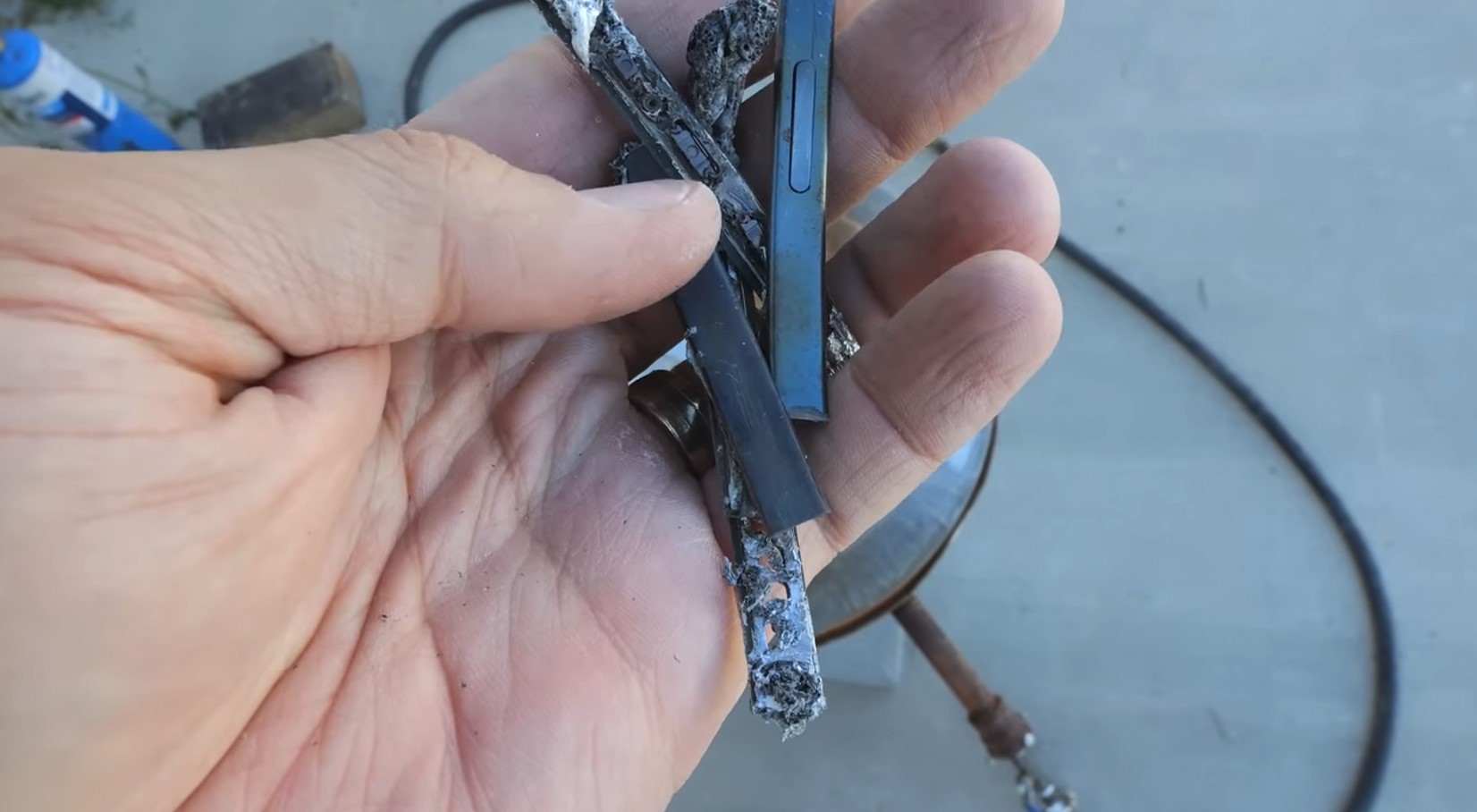 Điều này có nghĩa là video JerryRig Everything bị làm giả hoặc không hợp lệ_ Dĩ nhiên là không. Nhưng có lẽ nó cho thấy trách nhiệm khi chỉ dựa vào một thử nghiệm làm bằng chứng cho thấy điều gì đó còn tồi tệ .jpg Điều này có nghĩa là video JerryRig Everything bị làm giả hoặc không hợp lệ_ Dĩ nhiên là không. Nhưng có lẽ nó cho thấy trách nhiệm khi chỉ dựa vào một thử nghiệm làm bằng chứng cho thấy điều gì đó còn tồi tệ .jpg