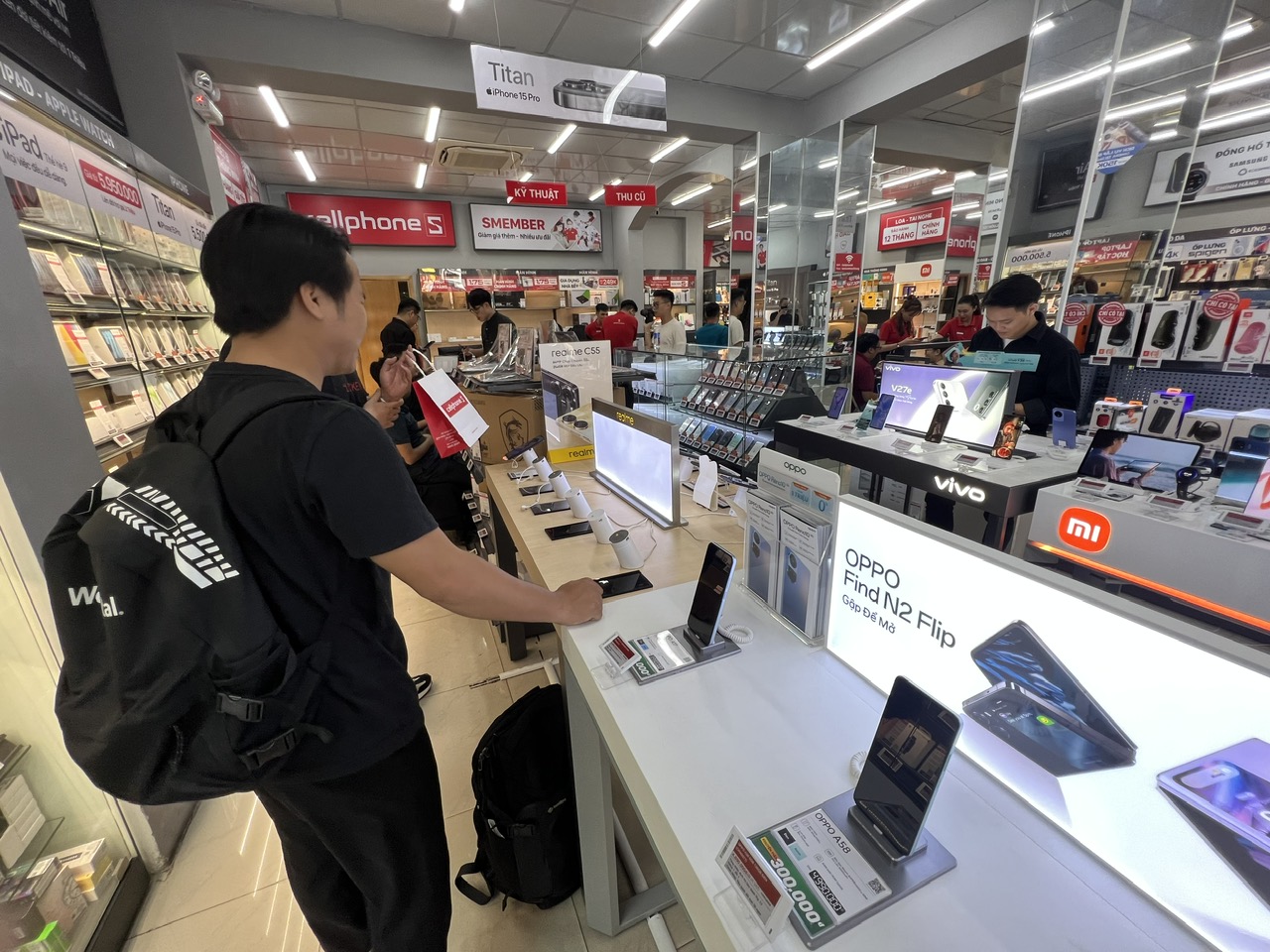 Hãng bán lẻ nhảy vào thị trường di động - Ảnh 1. Hãng bán lẻ nhảy vào thị trường di động - Ảnh 1.