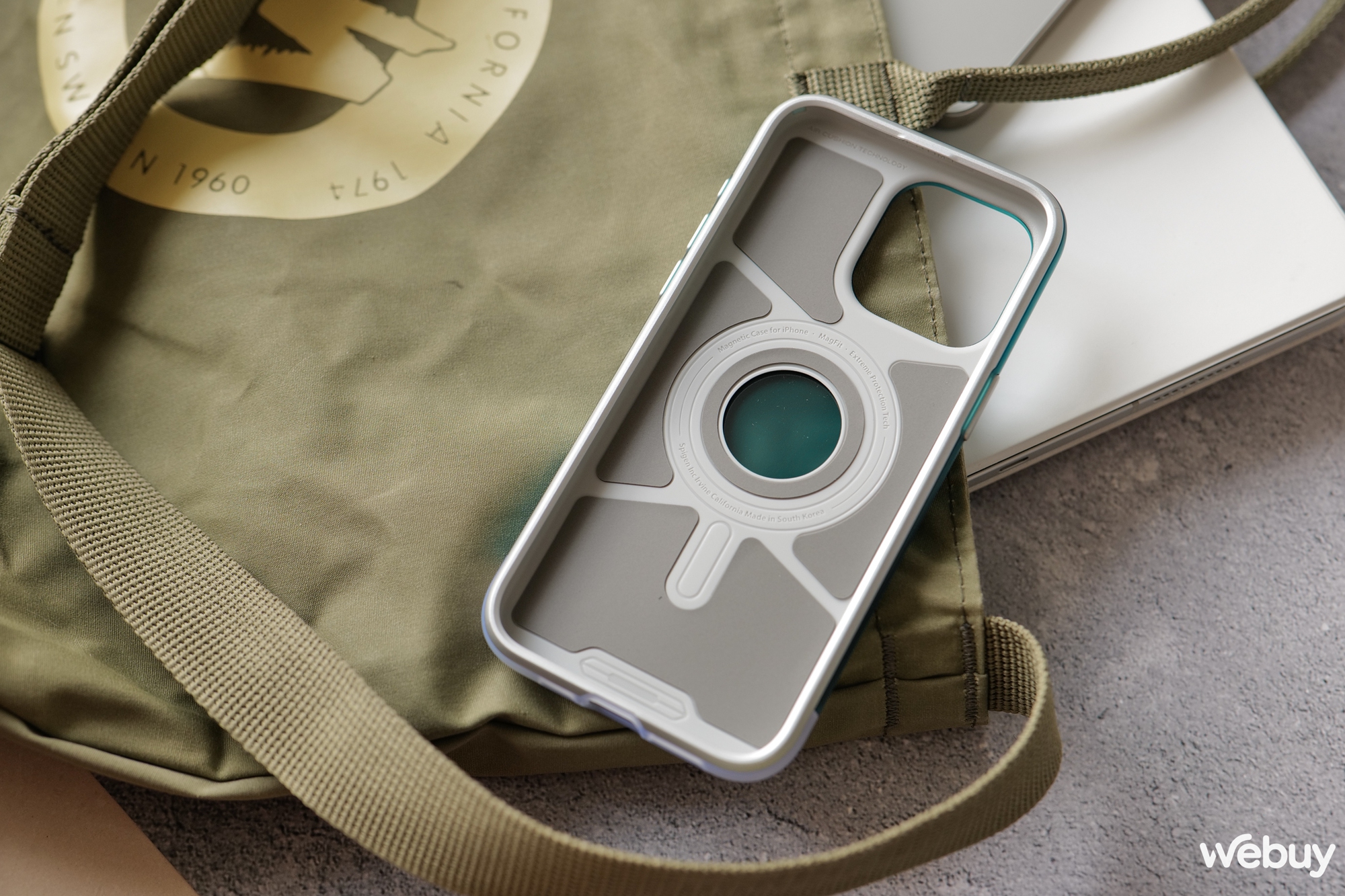 Tr&ecirc;n tay 2 mẫu ốp lưng si&ecirc;u độc lạ của Spigen d&agrave;nh cho iPhone 15 Pro Max- Ảnh 12.