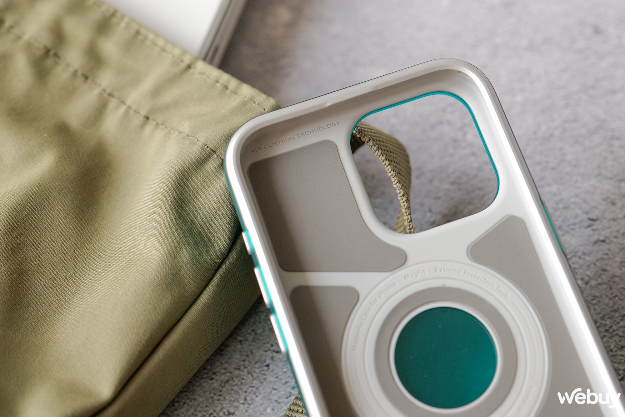 Tr&ecirc;n tay 2 mẫu ốp lưng si&ecirc;u độc lạ của Spigen d&agrave;nh cho iPhone 15 Pro Max- Ảnh 10.