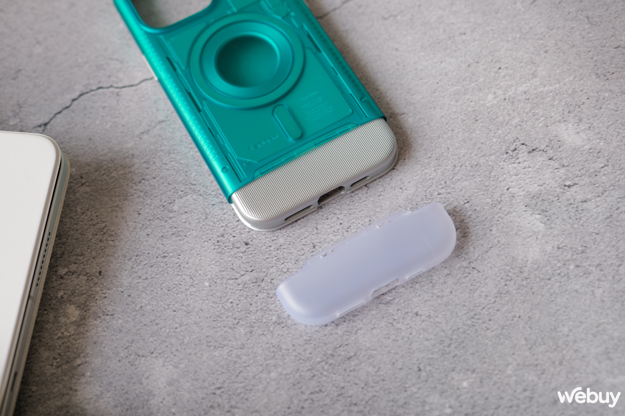 Tr&ecirc;n tay 2 mẫu ốp lưng si&ecirc;u độc lạ của Spigen d&agrave;nh cho iPhone 15 Pro Max- Ảnh 7.