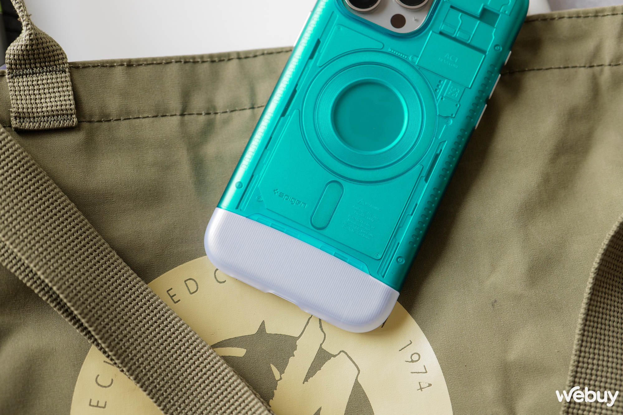 Tr&ecirc;n tay 2 mẫu ốp lưng si&ecirc;u độc lạ của Spigen d&agrave;nh cho iPhone 15 Pro Max- Ảnh 5.