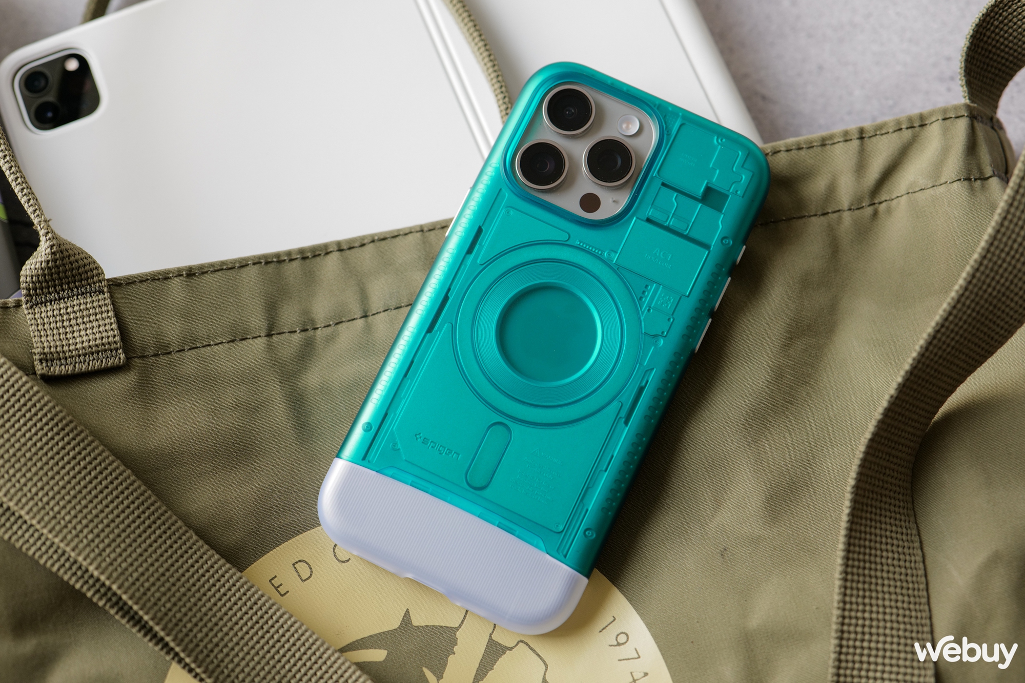 Tr&ecirc;n tay 2 mẫu ốp lưng si&ecirc;u độc lạ của Spigen d&agrave;nh cho iPhone 15 Pro Max- Ảnh 6.