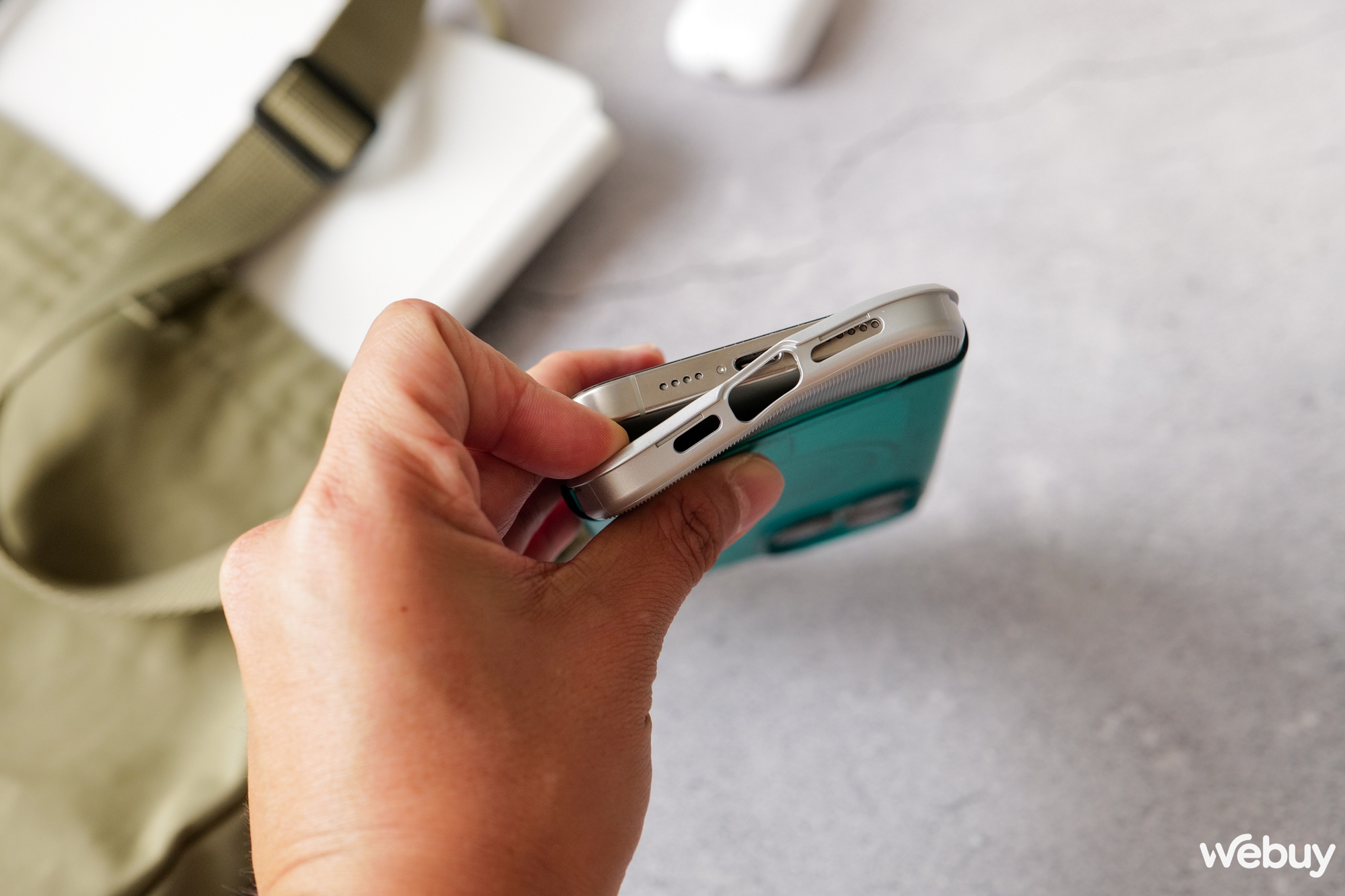 Tr&ecirc;n tay 2 mẫu ốp lưng si&ecirc;u độc lạ của Spigen d&agrave;nh cho iPhone 15 Pro Max- Ảnh 11.