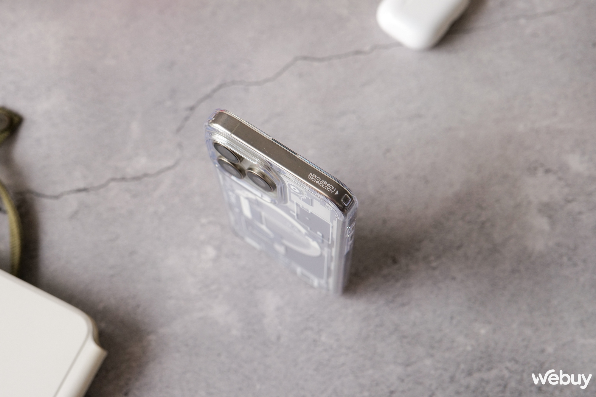 Tr&ecirc;n tay 2 mẫu ốp lưng si&ecirc;u độc lạ của Spigen d&agrave;nh cho iPhone 15 Pro Max- Ảnh 18.