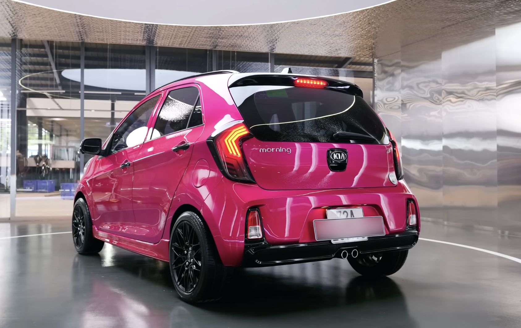 Nữ doanh nhân mang Kia Morning đi độ theo phong cách độc lạ: Ghế sau có bệ tỳ tay, tủ lạnh, bàn làm việc như Maybach- Ảnh 4. Nữ doanh nhân mang Kia Morning đi độ theo phong cách độc lạ: Ghế sau có bệ tỳ tay, tủ lạnh, bàn làm việc như Maybach- Ảnh 4.