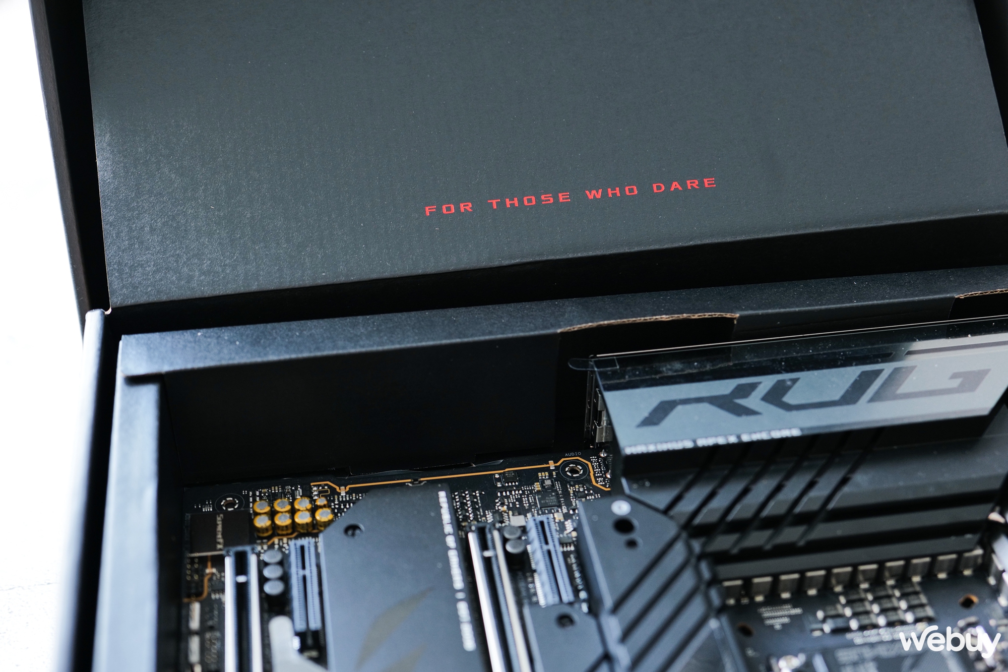 Trải nghiệm nhanh ROG MAXIMUS Z790 APEX ENCORE: Bo mạch chủ hàng đầu cho người dùng thích "em yêu khoa học"- Ảnh 5. Trải nghiệm nhanh ROG MAXIMUS Z790 APEX ENCORE: Bo mạch chủ hàng đầu cho người dùng thích "em yêu khoa học"- Ảnh 5.