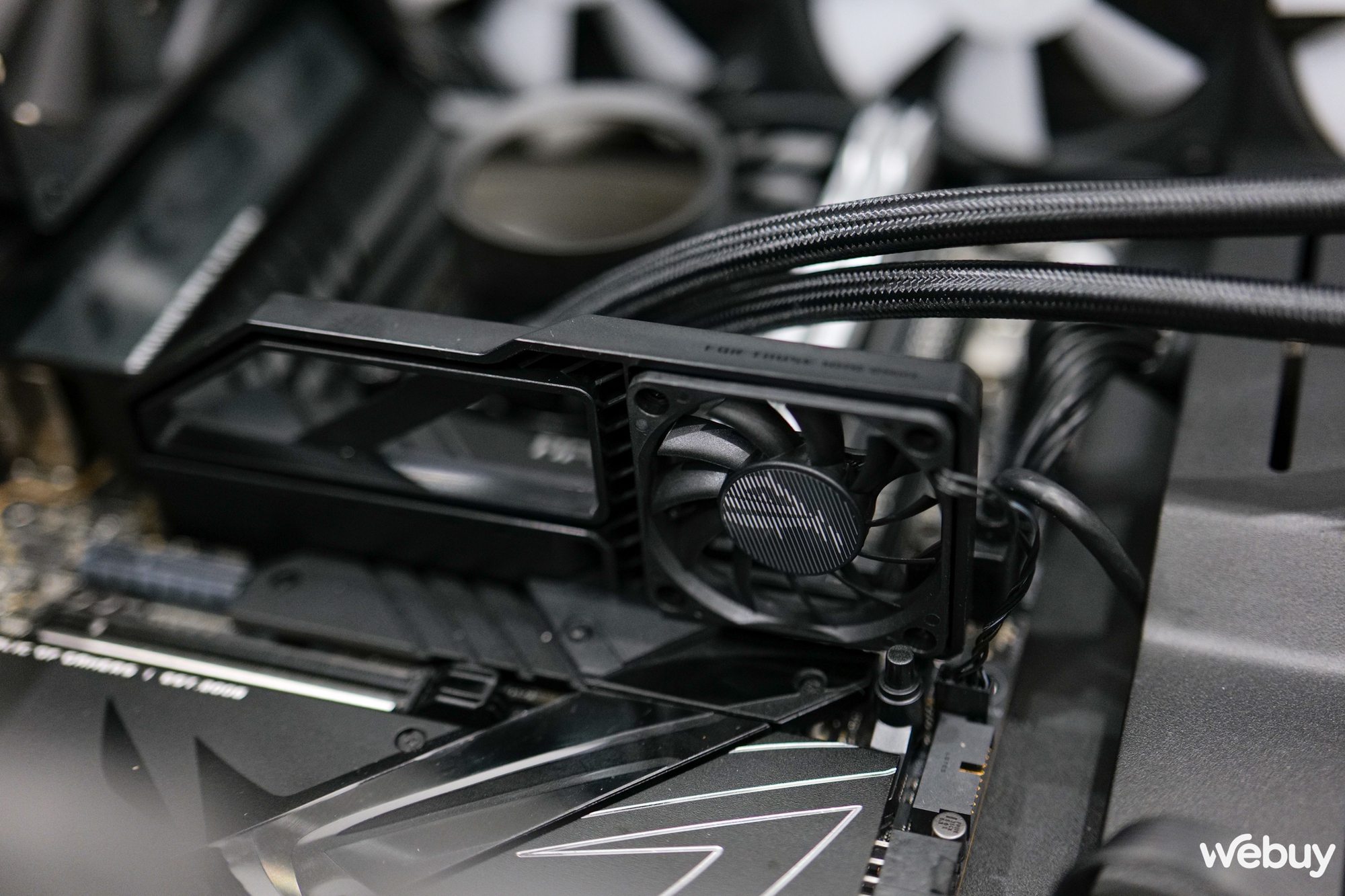 Trải nghiệm nhanh ROG MAXIMUS Z790 APEX ENCORE: Bo mạch chủ hàng đầu cho người dùng thích "em yêu khoa học"- Ảnh 17. Trải nghiệm nhanh ROG MAXIMUS Z790 APEX ENCORE: Bo mạch chủ hàng đầu cho người dùng thích "em yêu khoa học"- Ảnh 17.