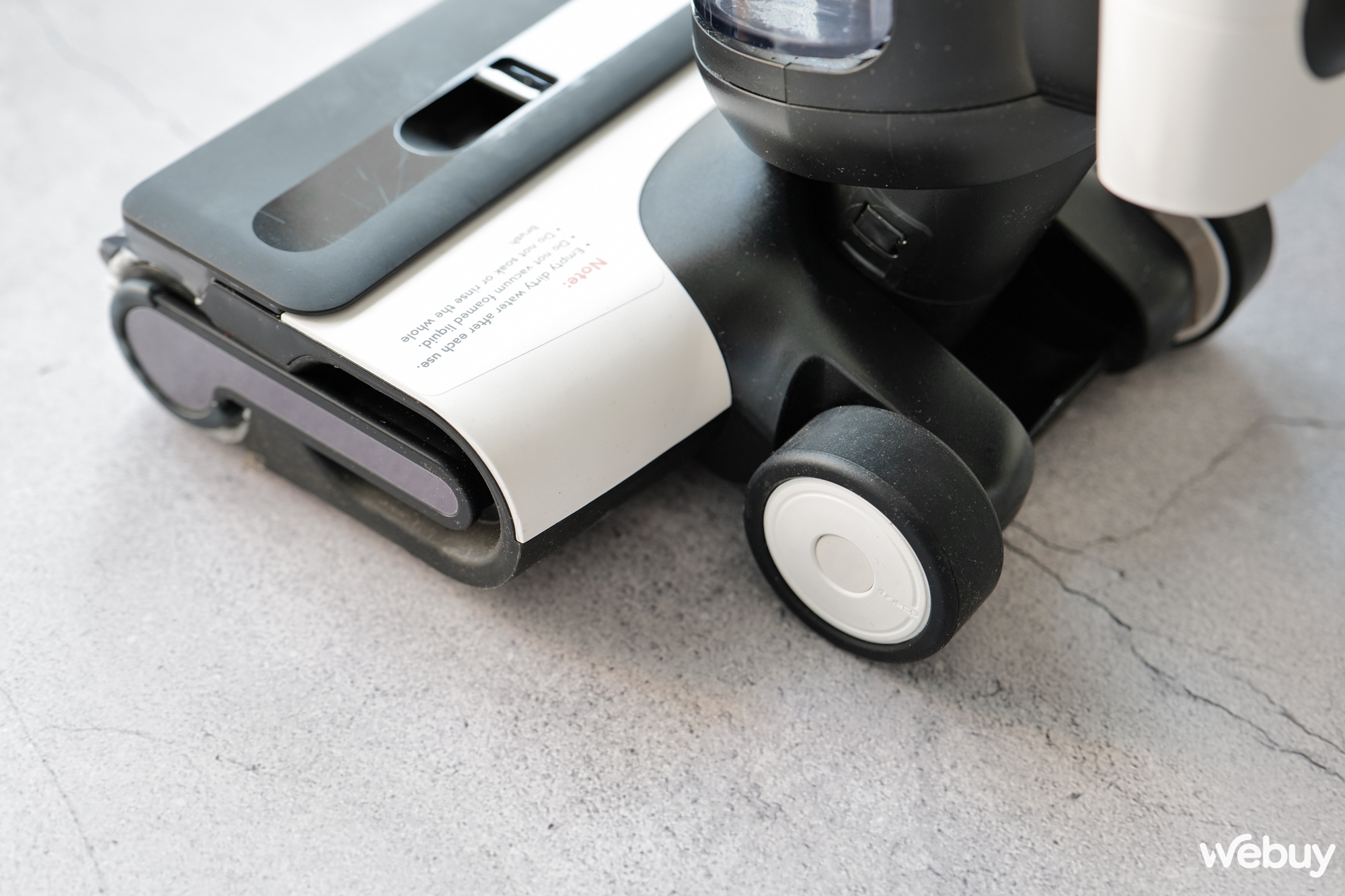 Trải nghiệm Tineco Floor One S6: Vừa lau vừa hút, dọn sạch cả vết cà phê đổ, tự giặt con lăn và phát hiện độ bẩn- Ảnh 11. Trải nghiệm Tineco Floor One S6: Vừa lau vừa hút, dọn sạch cả vết cà phê đổ, tự giặt con lăn và phát hiện độ bẩn- Ảnh 11.